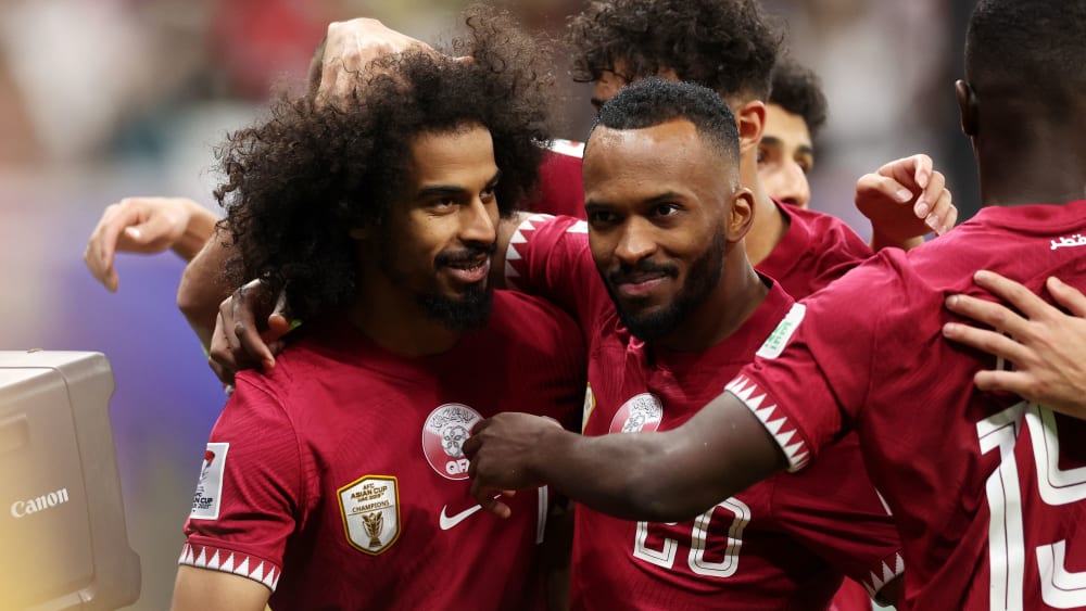 Dürfen sich beim diesjährigen Asien-Cup über den Viertelfinal-Einzug freuen: Katar um Akram Afif (li.).&nbsp;
