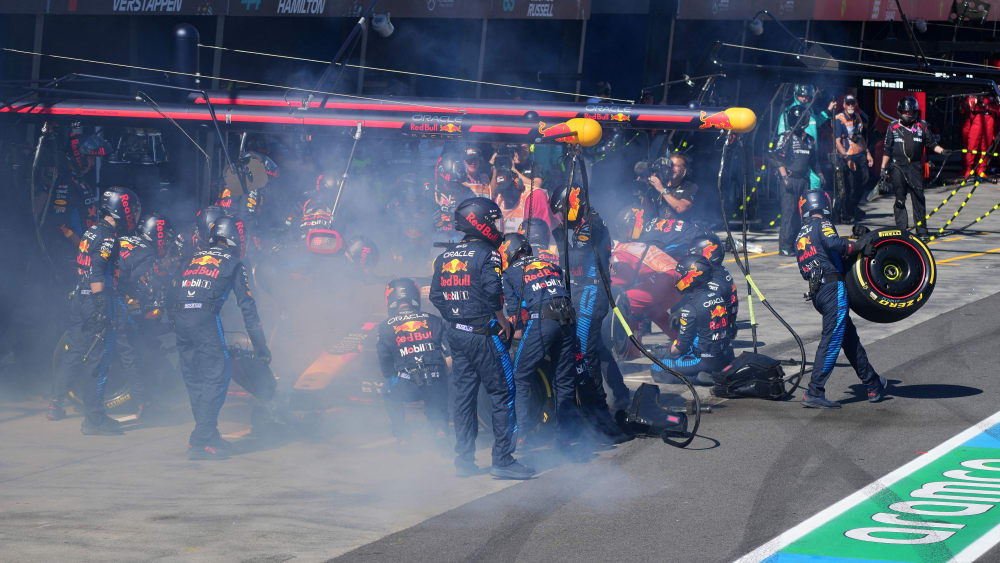 Viel Rauch bei Red Bull: Max Verstappen schied früh aus.