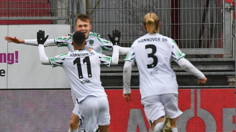 Zweiter Sieg im zweiten Spiel unter Dabrowski: 96 konnte auch in Ingolstadt jubeln.