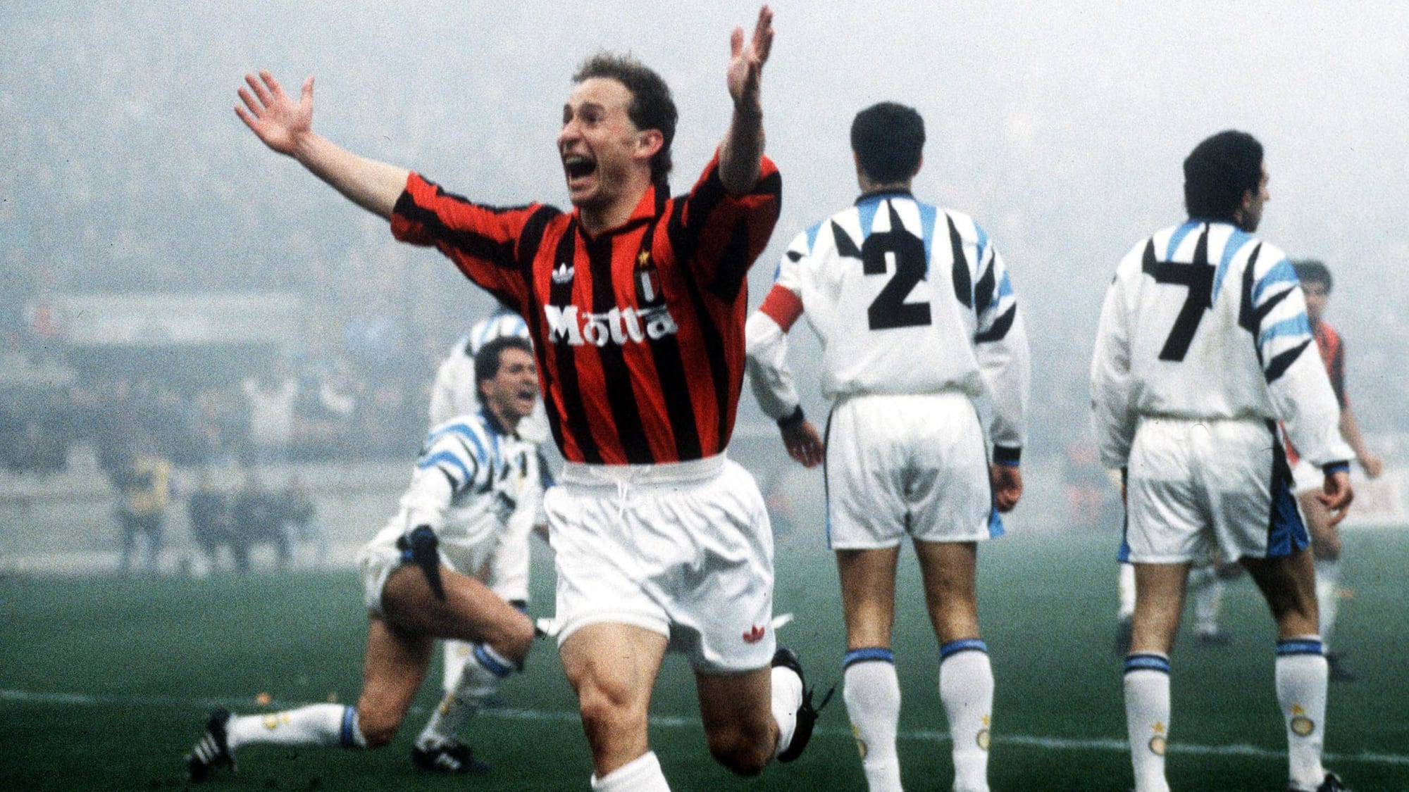 Jean-Pierre Papin (AC Mailand) bejubelt 1992/93 einen Treffer im Derby gegen Inter Mailand.&nbsp;