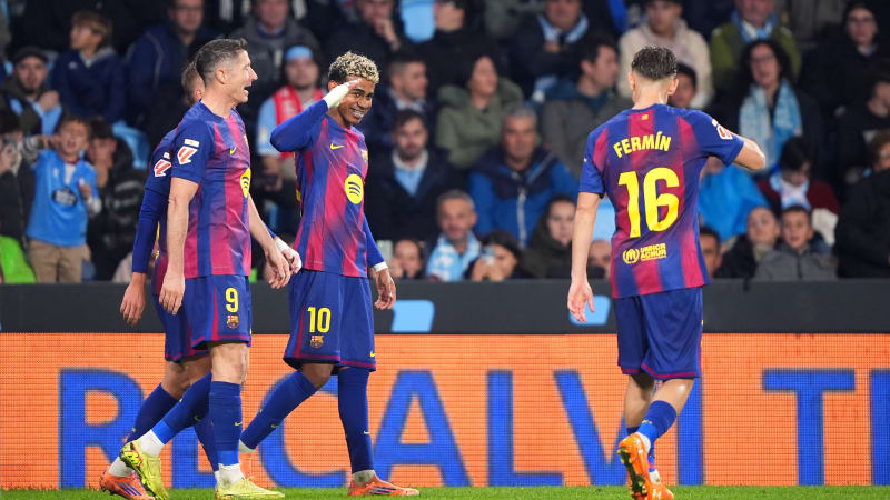 VIGO, İSPANYA - 9 KASIM: FC Barcelona'dan Lamine Yamal, 9 Kasım 2025'te İspanya'nın Vigo kentinde, Estadio Abanca-Balaidos'ta RC Celta de Vigo ile FC Barcelona arasında oynanan LaLiga EA Sports maçında takımının üçüncü golünü takım arkadaşlarıyla atmayı kutluyor. (Fotoğraf: Jose Manuel Alvarez Rey/Getty Images)