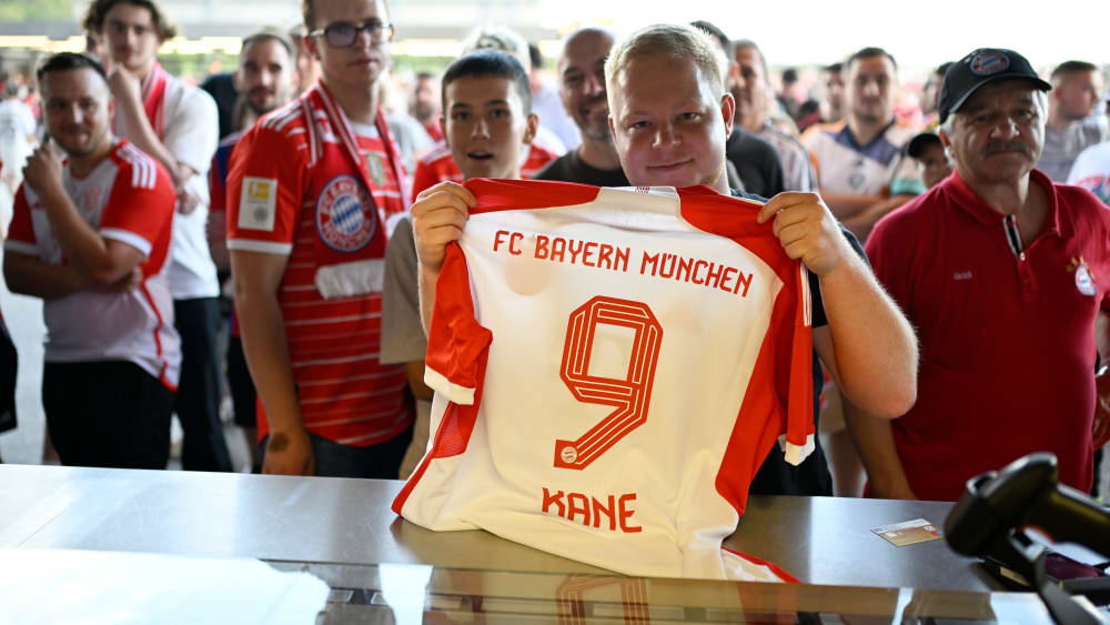 Hype vom ersten Tag an: Einer von vielen Bayern-Fans mit Kane-Trikot.