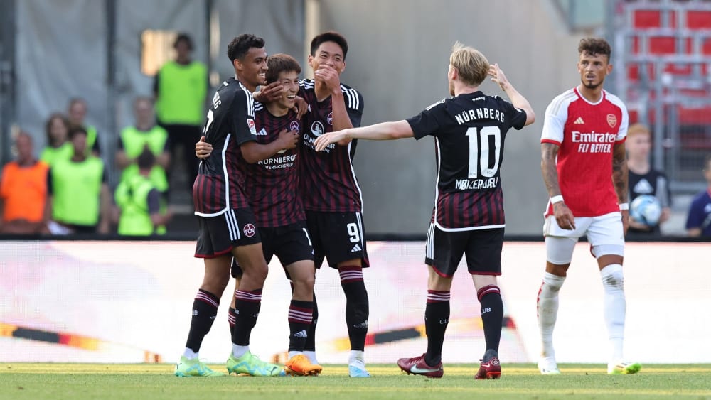 Nürnbergs Kanji Okunuki (2. v.l.) feiert gemeinsam mit seinen Teamkollegen das 1:1 gegen Arsenal.