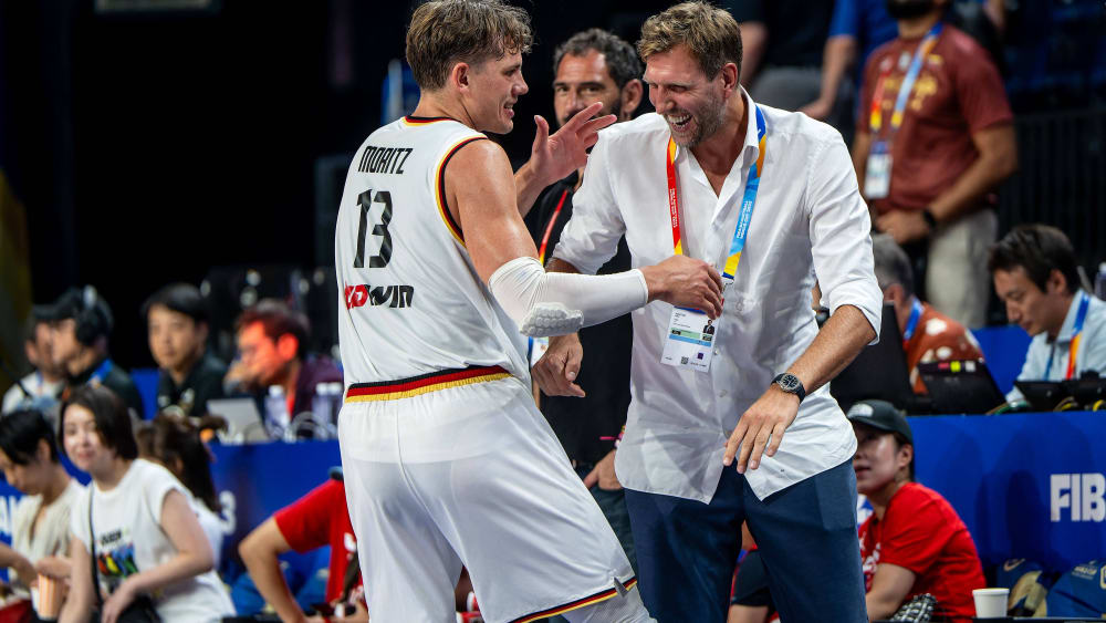 Freut sich mit der deutschen Basketball-Auswahl: Legende Dirk Nowitzki (re., hier mit Moritz Wagner).