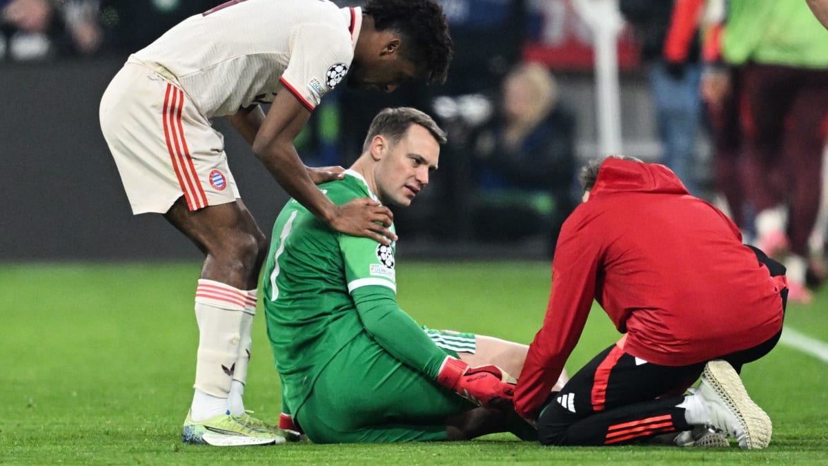 During the celebratory sprint to make it 2-0: Neuer injured himself here