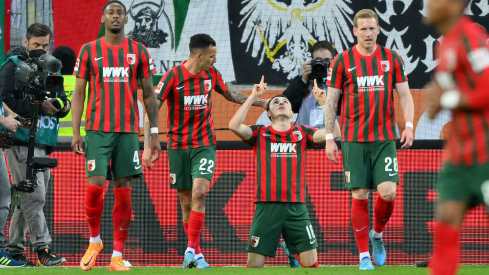 Gefeierter Mann: Augsburgs Joker Ruben Vargas entschied das Spiel gegen Mainz.