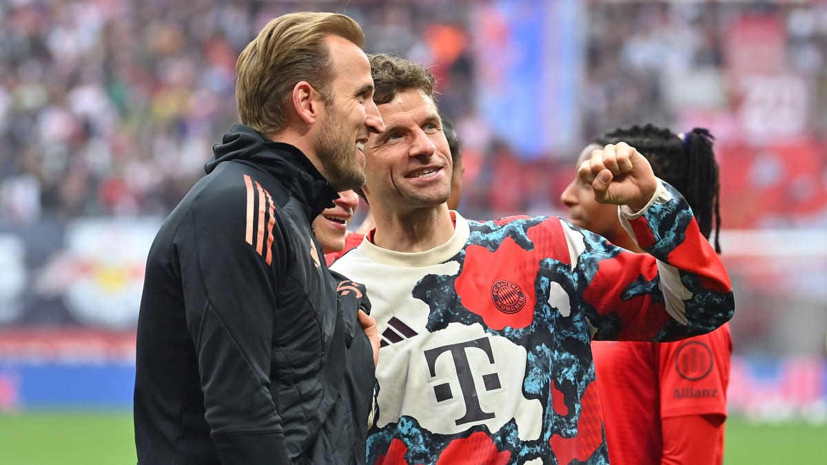 بايرن ميونخ يتسلم درع الدوري بعد مباراة بوروسيا مونشنغلادباخ وتوديع توماس مولر