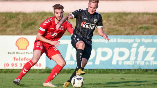 Alban Peci (rot) verstärkt die Abwehr des TSV Großbardorf.