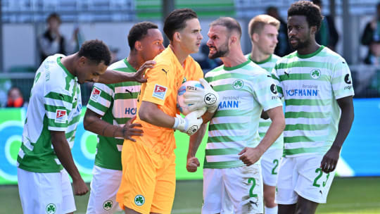 Die Fürther Spieler feiern Keeper Nahuel Noll nach seinem parierten Elfmeter.