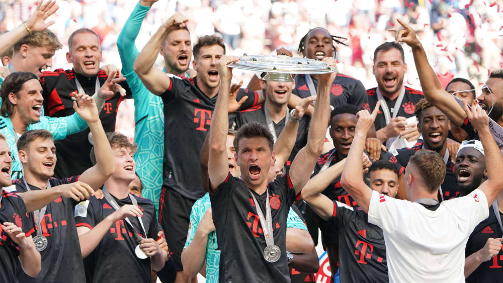 Durfte letztlich doch die Meisterschale in die Höhe strecken: Bayern-Führungsspieler Thomas Müller.