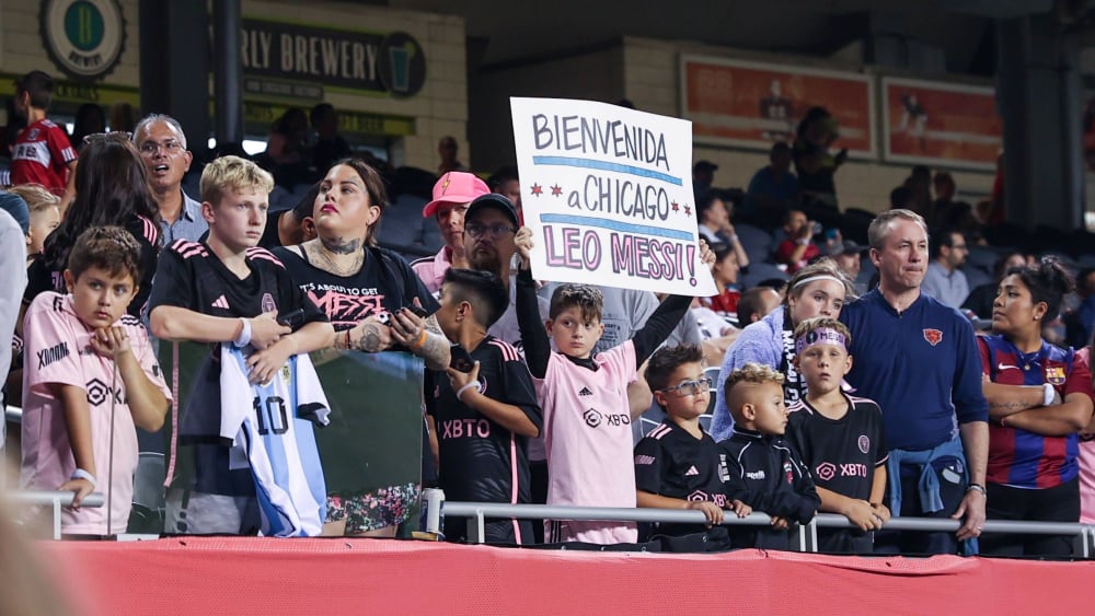 Lionel Messi wurde auch in Chicago mit Plakaten, Argentinien- und Barcelona-Trikots willkommen geheißen - war dann aber gar nicht da.