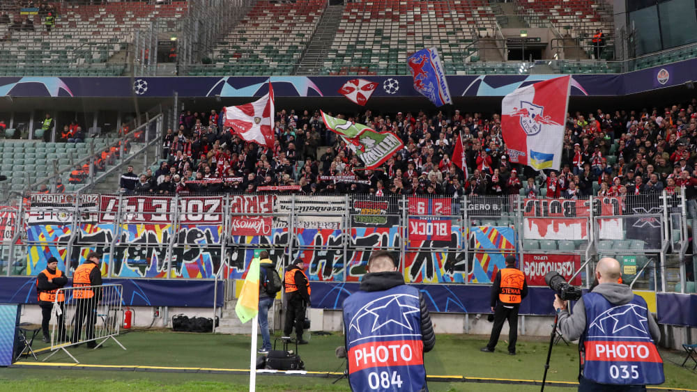Umgedrehte Banner im Block: Fans von RB Leipzig kritisierten die Kontrollen in Warschau.