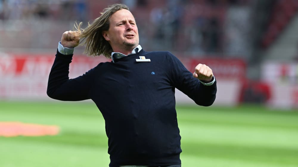 Mainz-Trainer Bo Hendriksen heizt die Fans ein.