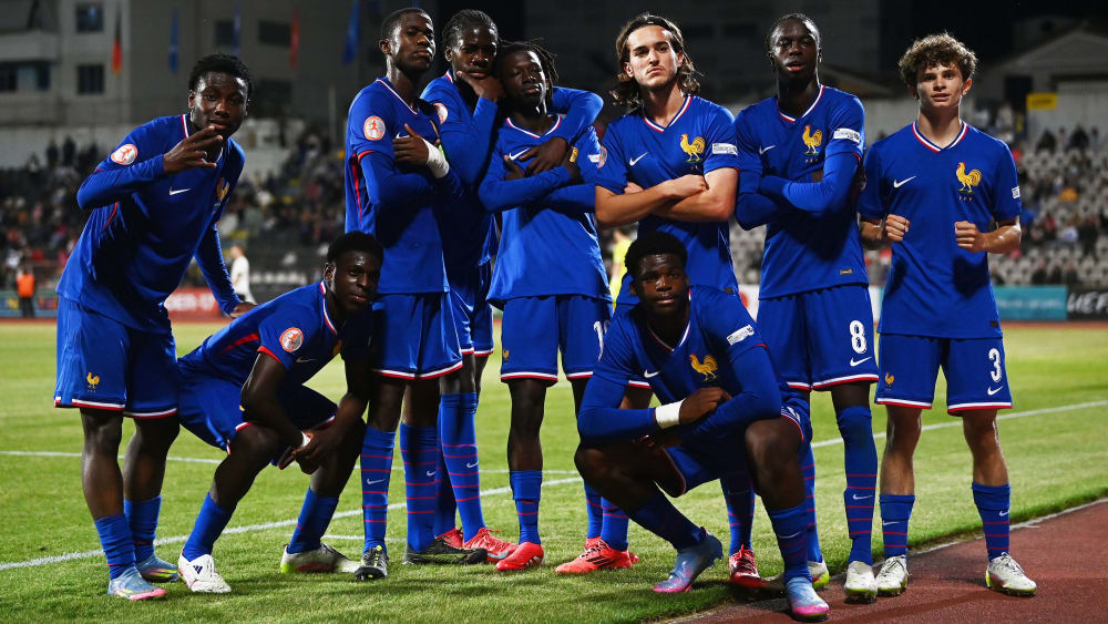 0 posiert die französische U 17 fürs Siegerbild.