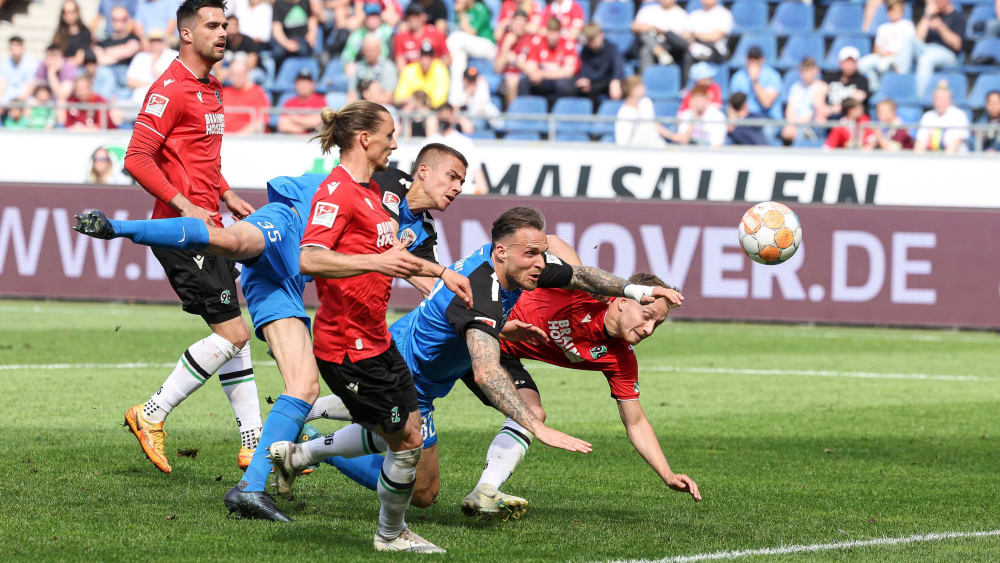 Viel los im Strafraum: Fünf Tore fielen zwischen Hannover und Ingolstadt im letzten Saisonspiel.