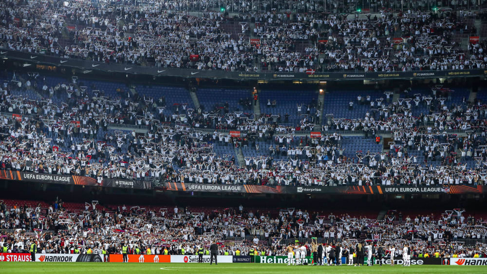 Ungewohntes Bild: Tausende SGE-Fans schafften es ins Camp Nou.