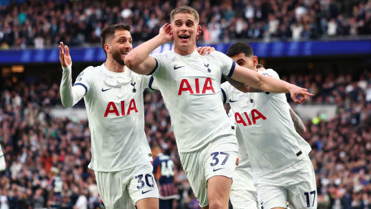 Brachte die Spurs in der zweiten Halbzeit zurück auf die Siegerstraße: Micky van de Ven (#37).