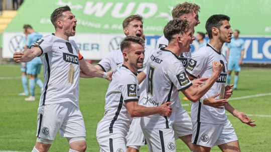 Die SV Elversberg feiert den Durchmarsch in die 2. Liga.
