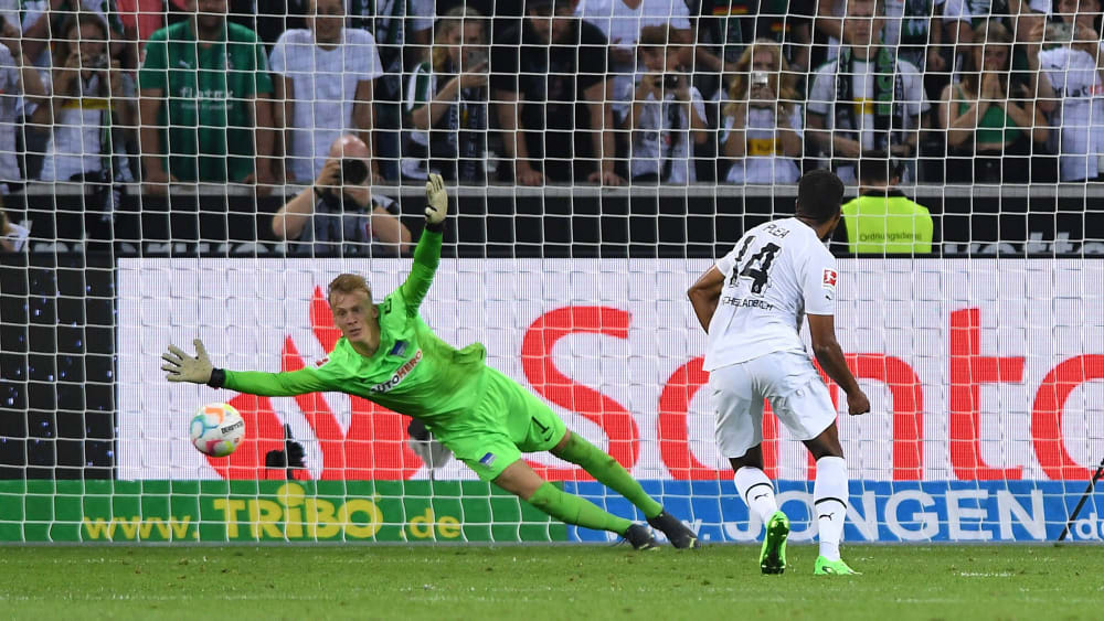 Alassane Plea blieb in Durchgang eins eiskalt und erzielte vom Punkt den goldenen Treffer.