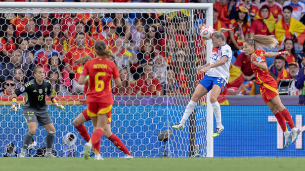 Alessia Russo (#23) trifft zum 1:1 für England.