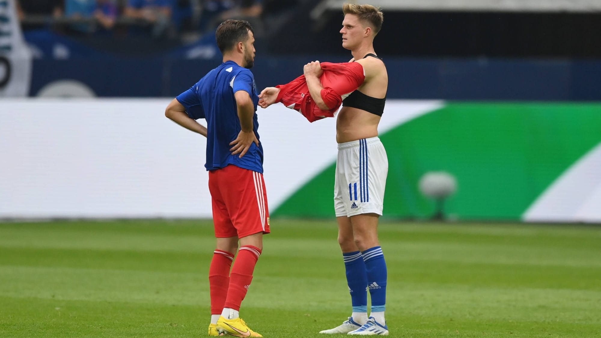 Trikottausch Niko Gießelmann, (Union Berlin), li., und Marius Bülter (FC Schalke 04)