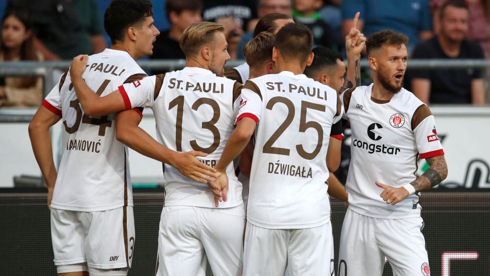 Einen Punkt mitgenommen: St. Pauli jubelte in der Nachspielzeit.