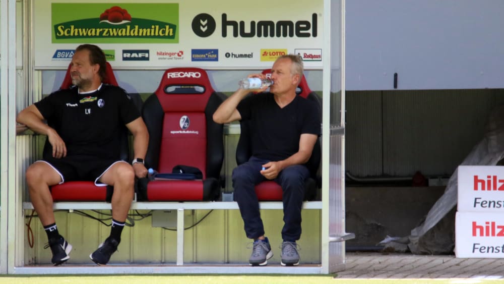 Bezieht das Trainingslager mit seinem Team in Schruns: SC-Coach Christian Streich (re.).