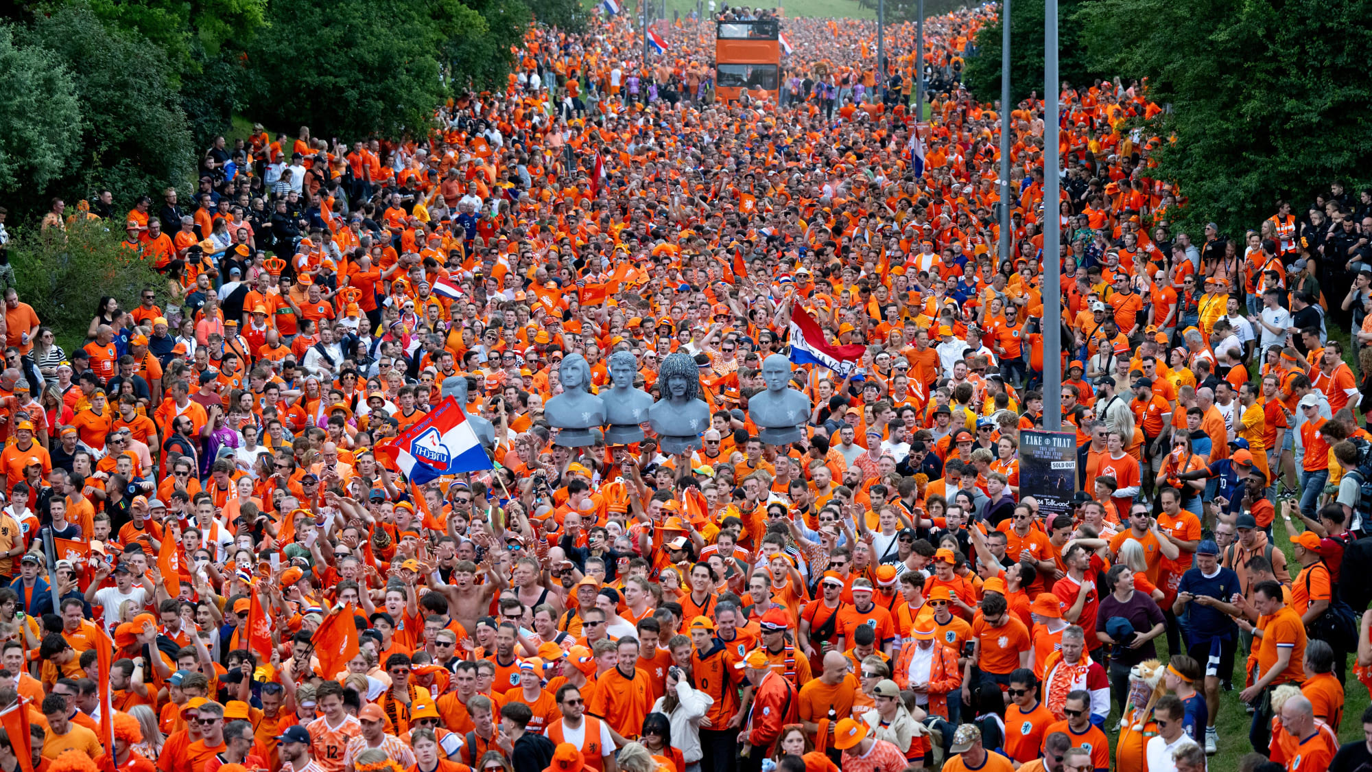 Niederländische Fans auf dem Weg ins Münchner Stadion
