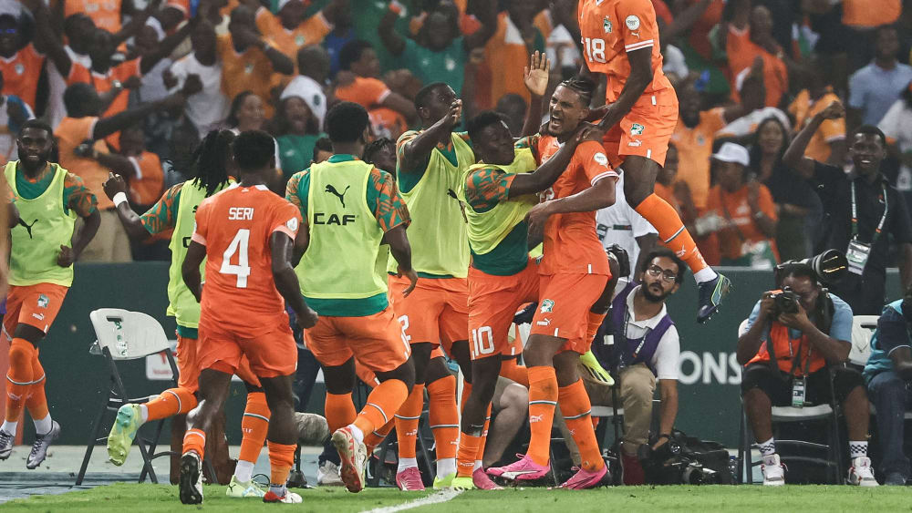 Die Ivorer feiern ihren Siegtorschützen Sebastien Haller.