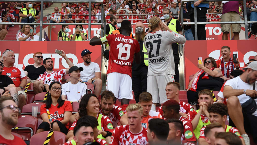 Mittendrin unter den Fans:&nbsp;Moussa Niakhaté und Robin Zentner.