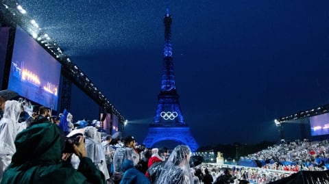 Mit Lichtshows, Artisten und Prominenz