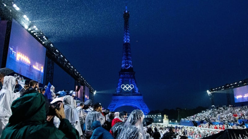 Symbolbild / Themenfoto Eiffelturm mit Beleuchtung und olympischen Ringen, davor Zuschauer am Trocadero im Regen mit Schirm und Regenponcho im Regen, FRA, Olympische Spiele Paris 2024, Eroeffnungsfeier, Opening Ceremony, 26.07.2024

Foto: Eibner-Pressefoto/Roger Buerke