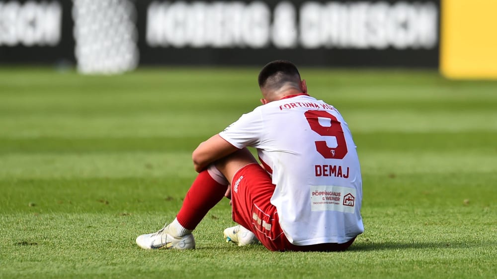 Am Boden: Leon Demaj kann auf absehbare Zeit nicht mehr für Fortuna Köln auflaufen.