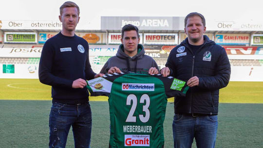 Sportlicher Leiter Thomas Reifeltshammer (l.) und SVR-Vorstand Sport Wolfgang Fiala (r.) präsentieren Neuzugang Josef Weberbauer.