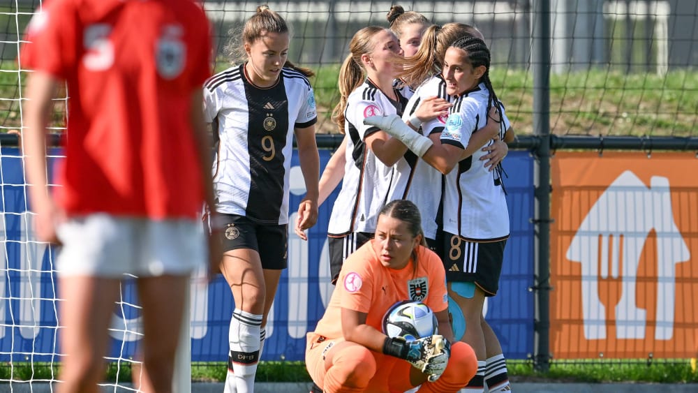 Die DFB-Juniorinnen bejubeln ein weiteres Tor, ÖFB-Torfrau Mariella El Sherif hat das Nachsehen.