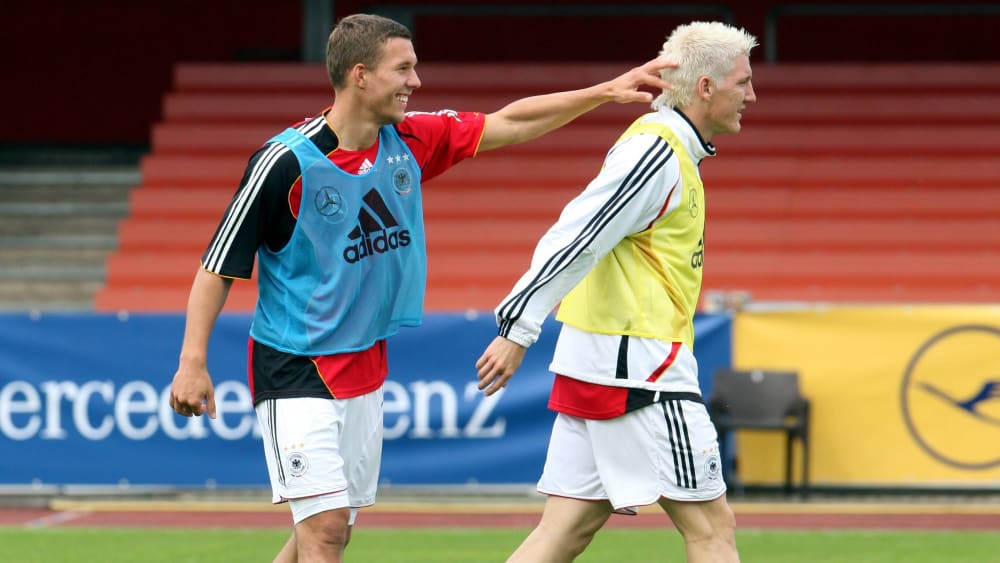 Lukas Podolski und Bastian Schweinsteiger (re.)