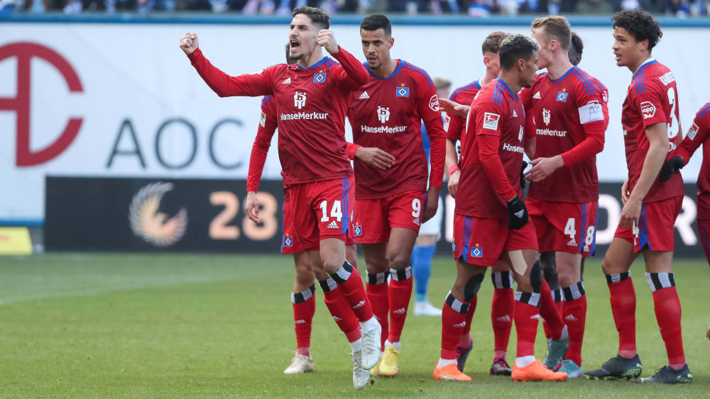 Ludovit Reis (#14) brachte den HSV in Rostock glücklich in Führung.