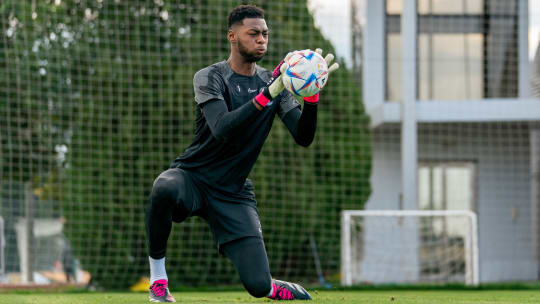 Arthur Okonkwo ist im Training von Sturm Graz hart am Schuften.