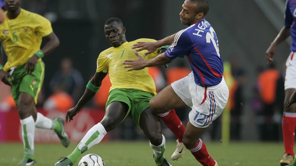 Gegen Frankreich verlor Togo bei der WM 2006 mit 0:2, dennoch war es das größte Spiel seiner Karriere: Moustapha Salifou (gelb) spitzelt Thierry Henry den Ball weg.&nbsp;