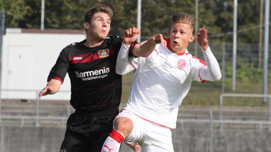 Nico Wolters (re.), noch im Trikot von Fortuna Düsseldorf, im Zweikampf um den Ball.