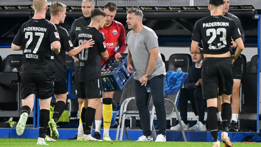 Lukas Kwasniok gibt seinem Team beim 3:1-Erfolg gegen Schalke Anweisungen.