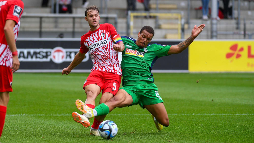 Der SC Freiburg II mit Fabian Rüdlin (li.) und der MSV Duisburg mit Chinedu Ekene trennten sich zum Auftakt 1:1.
