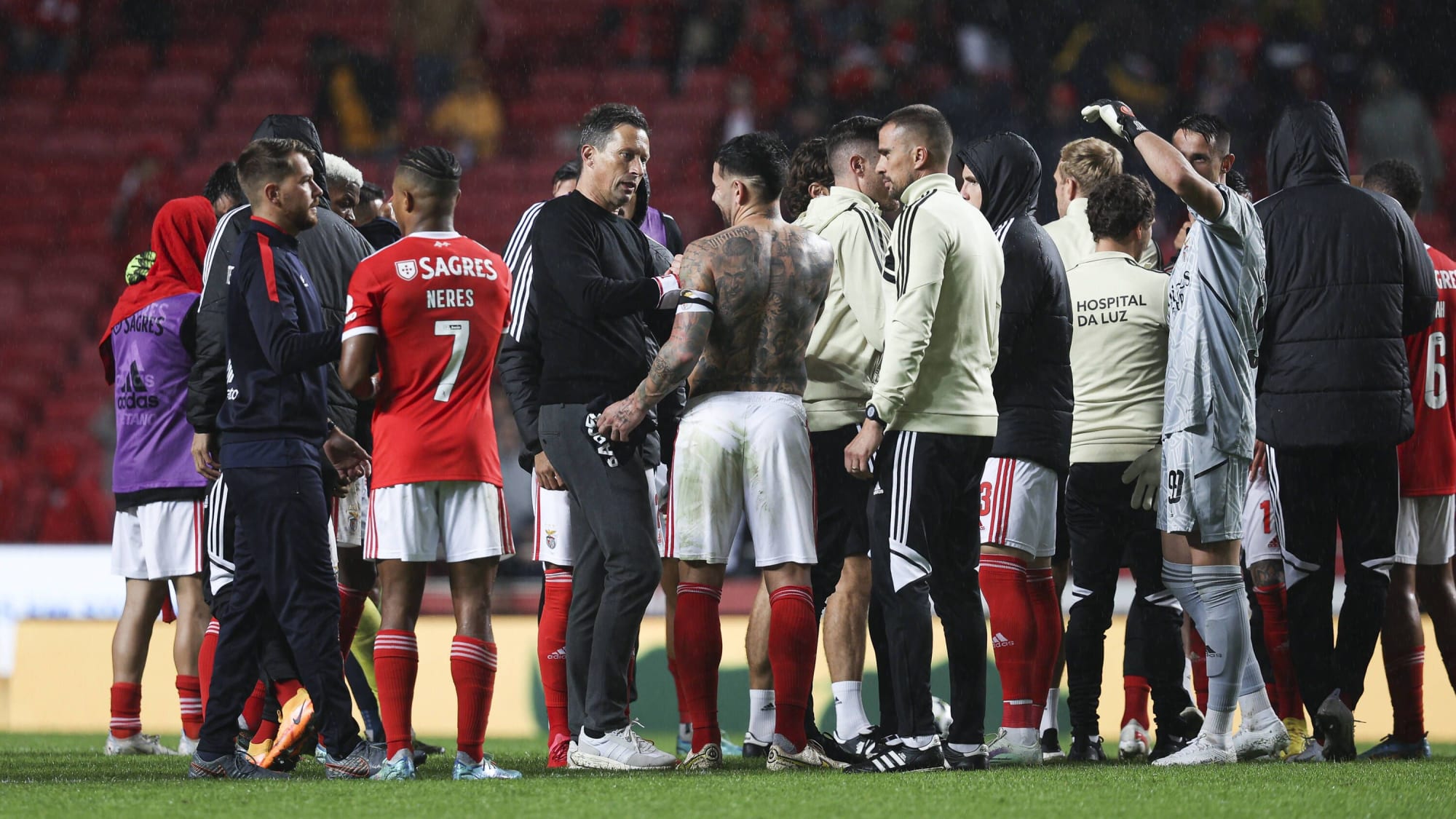 Die Mannschaft von Benfica Lissabon mit ihrem Trainer Roger Schmidt (Mitte)