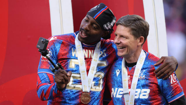 Da war die Welt noch in Ordnung: Jean-Philippe Mateta (li.) mit Oliver Glasner nach dem FA-Cup-Sieg im Mai 2025.