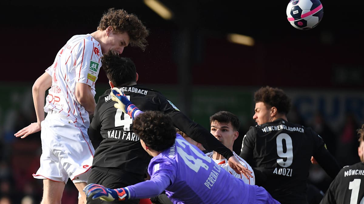 Hitziges-Duell-mit-Gladbach-II-Fortuna-K-ln-festigt-in-berzahl-die-Spitze