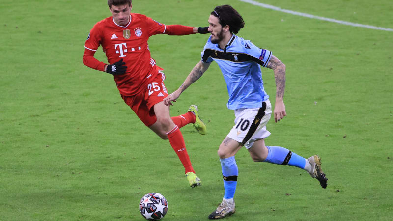 Thomas Müller jagt den Ball beim Duell mit Luis Alberto.