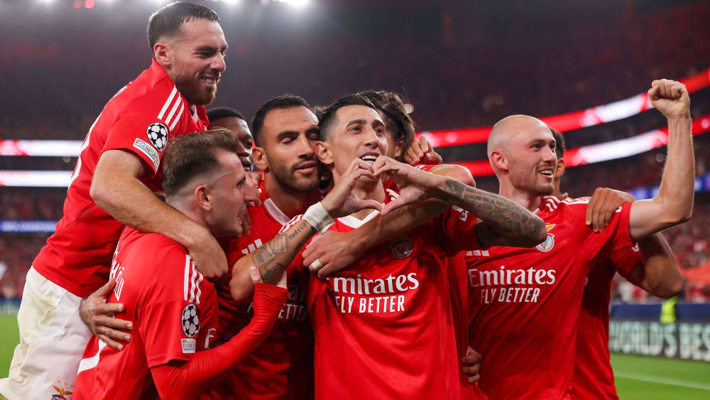 Die Spieler von Benfica Lissabon bejubeln das 2:0 durch Angel di Maria (Mi.).