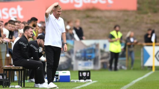 Komplizierte Nachfolgersuche: Marcus John (weißes T-Shirt) macht beim 1. FC Bocholt erstmal selbst als Trainer weiter.