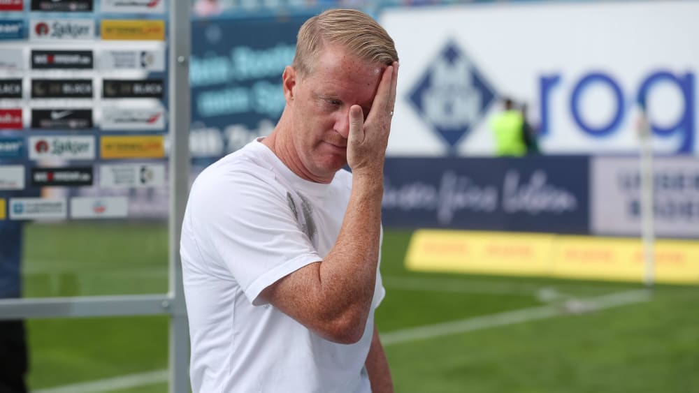 Unzufrieden mit dem Auftritt in Rostock: St. Paulis Trainer Timo Schultz.