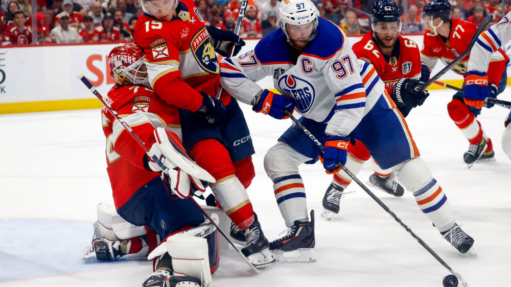 Torwart Sergei Bobrovsky stops Connor McDavid von den Edmonton Oilers in Game 7 of the Stanley Cup Final in June 2024 at dawn